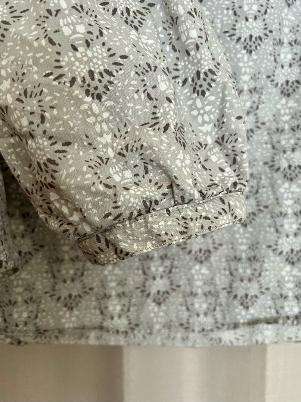 Bit & Bridle Women’s Large Gray Floral Print Pintuck Peasant Blouse - Picture 6 of 7
